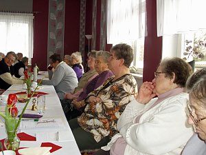Senioren mit Stadtr&auml;ten im Gespr&auml;ch