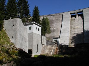 Schwarzasperre (Baden W&uuml;rttemberg) nach der Instandsetzung der Saugheber IMF-Leistung: Planung der Betoninstandsetzung und Baubegleitung