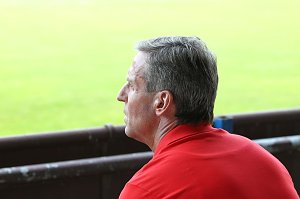 Aufmerksamer Beobachter: Der Makranst&auml;dter Trainer J&uuml;rgen Raab