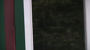 Hakenkreuze eingeritzt