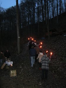 Mit Fackeln unterwegs