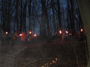 Mit Fackeln unterwegs