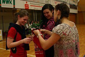 Vor dem Spiel wurde Maike Wuhrer verabschiedet. Nach erfolgreichem Studienabschluss an der Fachhochschule kehrt sie in ihre Heimat nach Bayern zur&uuml;ck