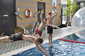 Mega Pool Party im Badehaus