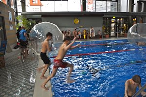 Mega Pool Party im Badehaus