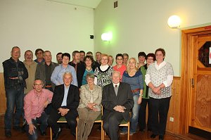 Klassentreffen: Ehemalige Klasse der POS NSW mit den ehemaligen Lehrern
