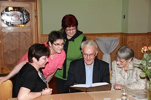 Klassentreffen: Ehemalige Sch&uuml;lerinnen mit Herrn und Frau Garzke