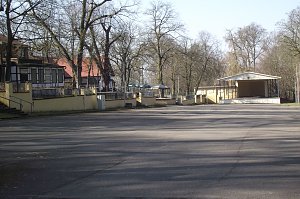 Der einzige Ort, der momentan einen gepflegten Eindruck hinterlässt, ist der Gehegeplatz. Hier wogte es in alten Zeiten auf und a von fröhlichen Menschen, die gern die Gehegekonzerte besuchten.