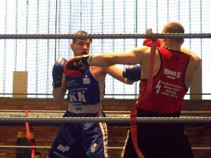 Schon im Halbfinale�der Halbschwergewichtler tat sich der Nordh&auml;user Patrick Esther (blaues Dress) gegen Daniel Schneider (BV Weimar) schwer. Seine Leistung reichte dennoch f&uuml;r das Finale.