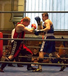 Schon im Halbfinale�der Halbschwergewichtler tat sich der Nordh&auml;user Patrick Esther (blaues Dress) gegen Daniel Schneider (BV Weimar) schwer.