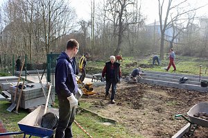 F&uuml;r Schulgarten gebuddelt