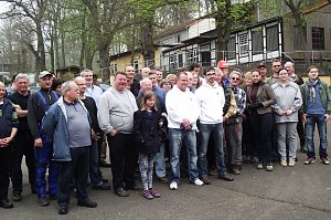 Zum Gruppenfoto vereint, stellten sich die Einsatzhelfer dem Fotografen.