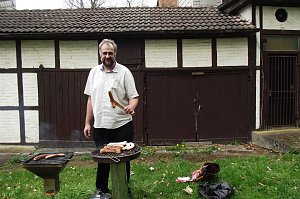 Todor Michailow schwenkte unerm&uuml;dlich leckere Bratw&uuml;rste auf dem Grill.