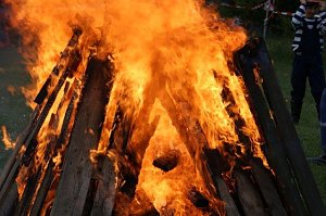 Osterfeuer in Obergebra