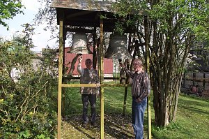 Hans-J&uuml;rgen Gr&ouml;nke, der sich als Nordh&auml;user Stadtarchivar einen Namen machte, und Wilhelm Roth, im Eichfeld ein bekannter Ornithologe, vor dem Glockenstuhl der Kirche.