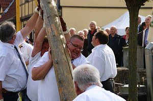 Maibaum in Obergebra gesetzt