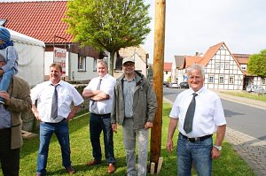 Maibaum in Obergebra gesetzt