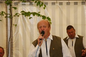 Maibaum in Obergebra gesetzt