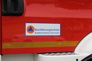 Dekontaminations-Fahrzeug &uuml;bergeben