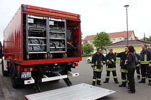 Dekontaminations-Fahrzeug &uuml;bergeben