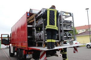 Dekontaminations-Fahrzeug &uuml;bergeben