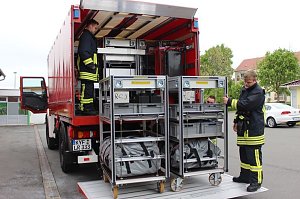 Dekontaminations-Fahrzeug &uuml;bergeben