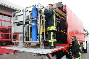 Dekontaminations-Fahrzeug &uuml;bergeben