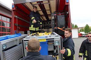 Dekontaminations-Fahrzeug &uuml;bergeben