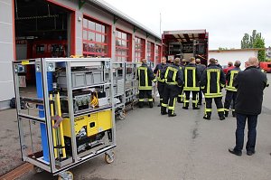 Dekontaminations-Fahrzeug &uuml;bergeben