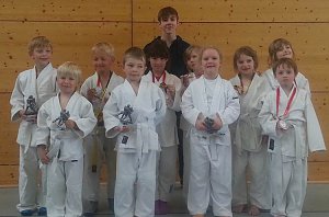 Von links: Leonard Fense, Jason Bergmann, Jonas Heise, Johannes Steinecke, Amy Trinks, Trainer Alexander Trinks, Isabell Werth, Leonie Jung, Mara Bauersfeld, Sophia Fiebig und Janek Setzepfand