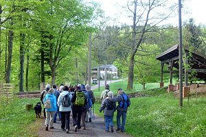 Die Teilnehmer auf dem Weg zum Kleinen Ehrenberg (Hintergrund), der dem Oberbecken weichen soll