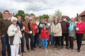 Dorfplatz &uuml;bergeben: Die Spender
