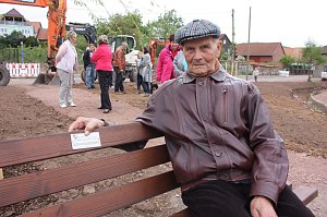 Karl Gro&szlig;e aus Herreden spendete Bank anl&auml;sslich seines 90. Geburtstages mit der Widmung: und Karl    sei Dank steht hier jetzt eine Bank.