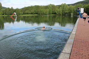 Erste Badeg&auml;ste am Bebraer Teich