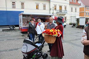 Blumenm&auml;dchen trifft Marktfrau