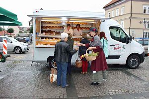 Blumenm&auml;dchen trifft Marktfrau