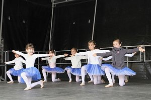 Eleven tanzen zum Residenzfest.