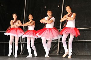 Eleven tanzen zum Residenzfest.