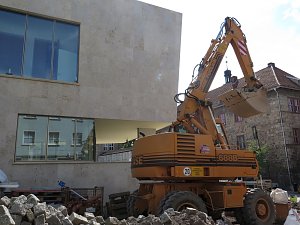 Besuch im B&uuml;rgerhaus: Au&szlig;en noch eine Baustelle