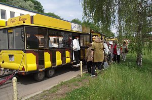 Mit der Tschu-Tschu-Bahn ging es rund um den S&uuml;&szlig;en See am Campingplatz vorbei. Bahnfahrer Mario Pohl lobte den Nordh&auml;user Investor Heck.