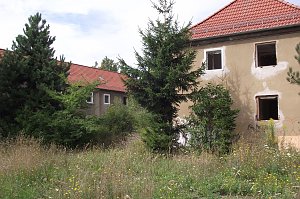Gut zu erkennen sind die neu eingedeckten D&auml;cher mit hochwertigen Ziegeln und mit Schneef&auml;ngern versehen. Links die erneuerten hellen Fensterumrahmungen.