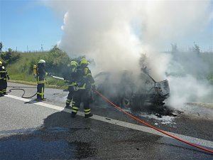 Ausgebranntes Auto auf der A 38