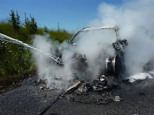 Ausgebranntes Auto auf der A 38