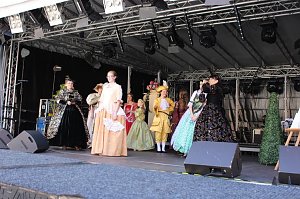 Fortsetzung mit Markttreiben