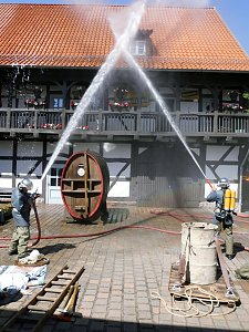 Historische L&ouml;sch&uuml;bungen im Tabakspeicher
