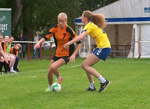 Premiere im Feldhandball