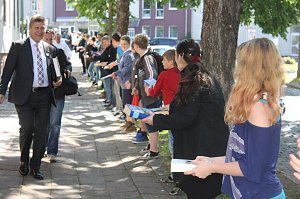 B&uuml;cherkette zum Umzug der Bibliothek