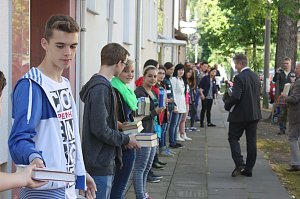 B&uuml;cherkette zum Umzug der Bibliothek