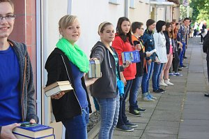 B&uuml;cherkette zum Umzug der Bibliothek