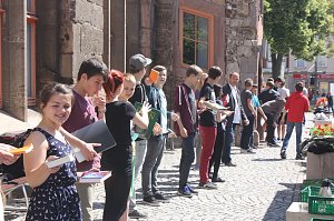 B&uuml;cherkette zum Umzug der Bibliothek